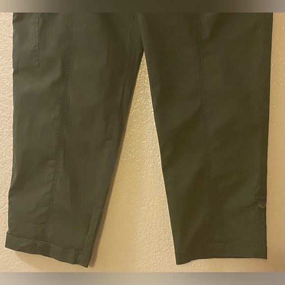 CHICO’S Convertible Poplin Cargo Crops size1.5 = M/10 - Picture 7 of 17
